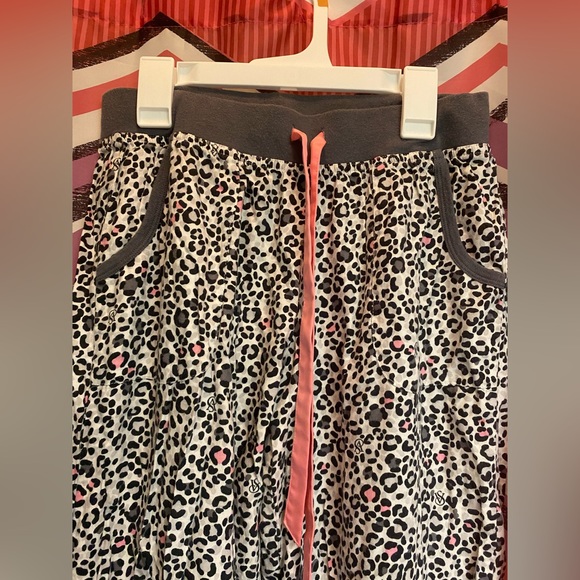Victoria’s Secret Leopard Print Petite PJ Set - Picture 3 of 4